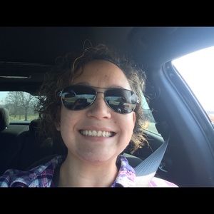 Meet your Posher, Lara